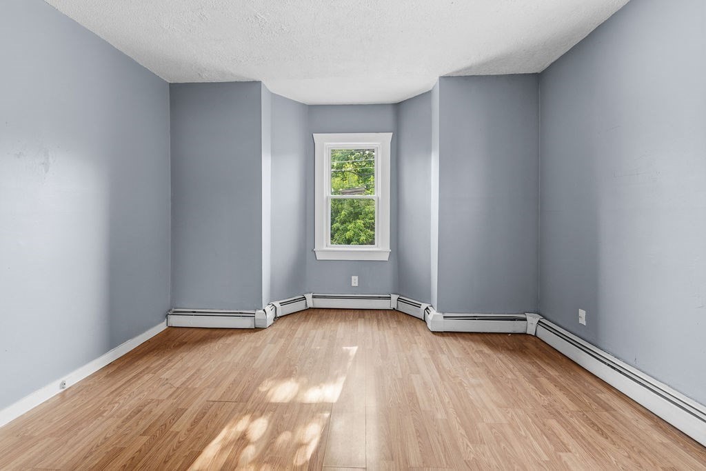 1272 Pleasant St Property Photo 4
