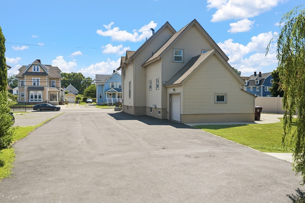 167 Center St Property Photo 3