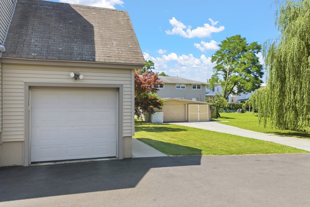 167 Center St Property Photo 4