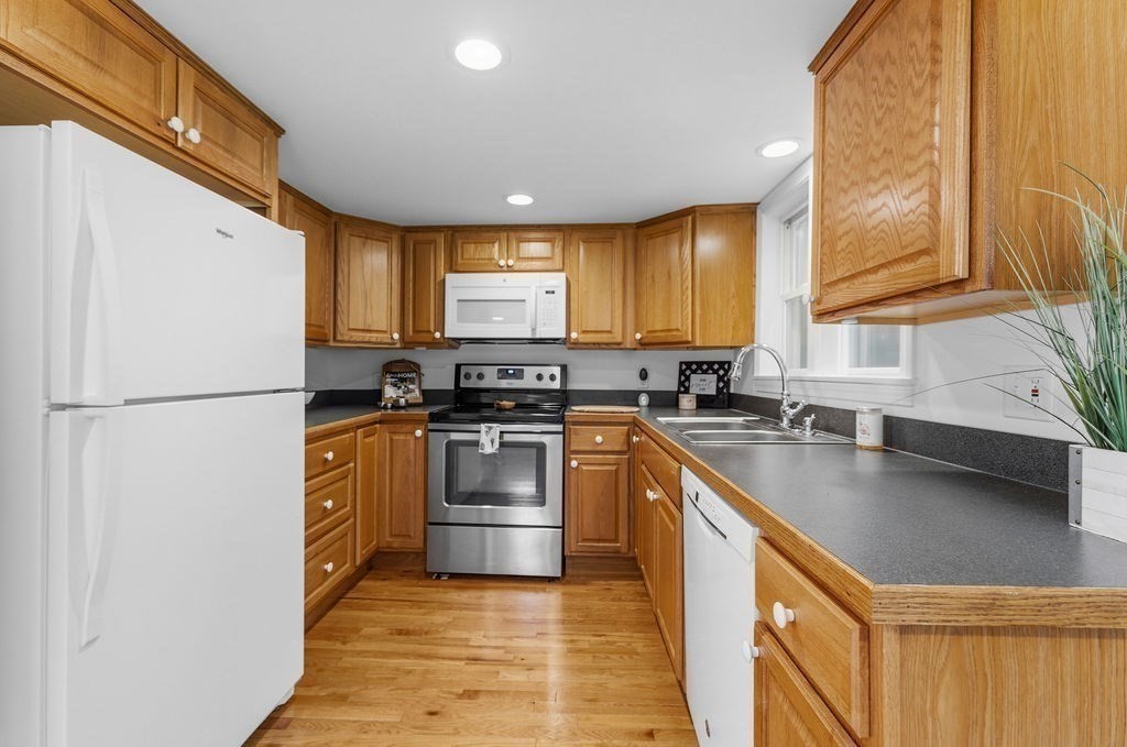 66 Middle Rd Property Photo 8
