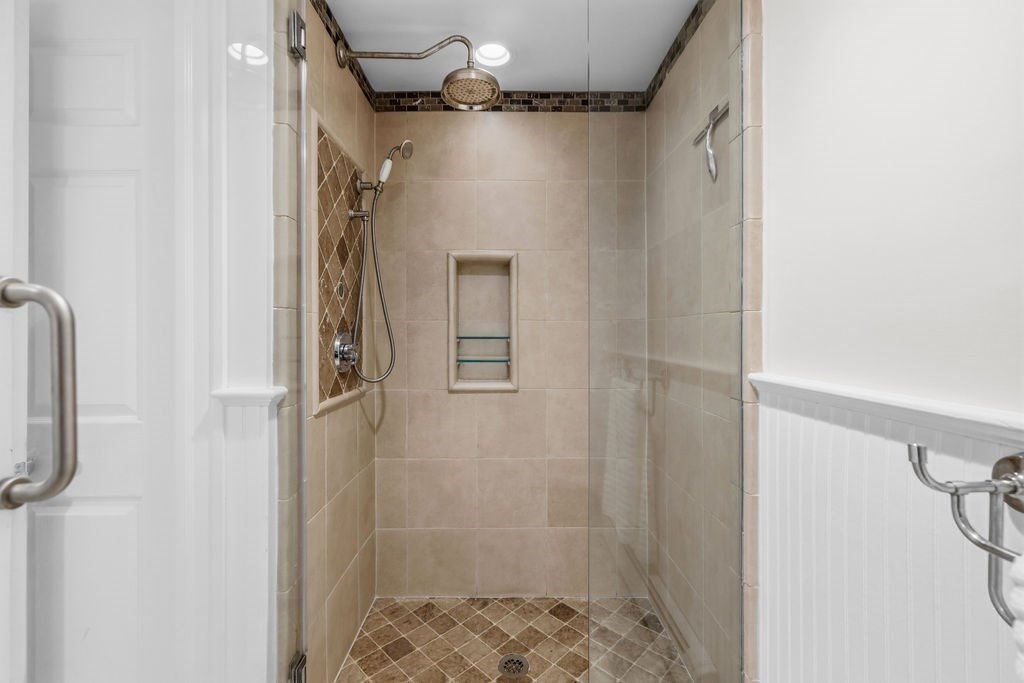 66 Middle Rd Property Photo 13