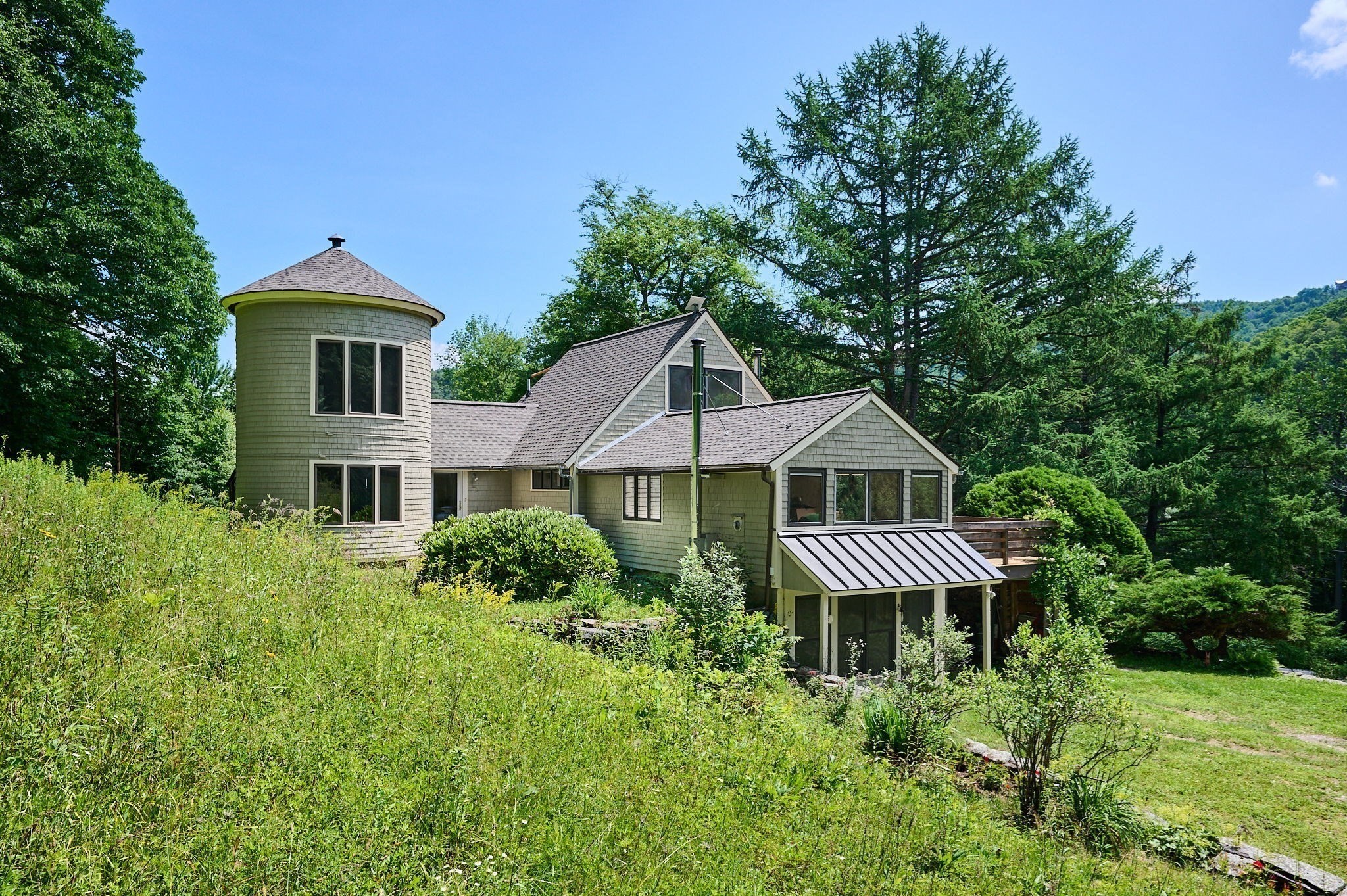 92 Middle Rd Property Photo 2