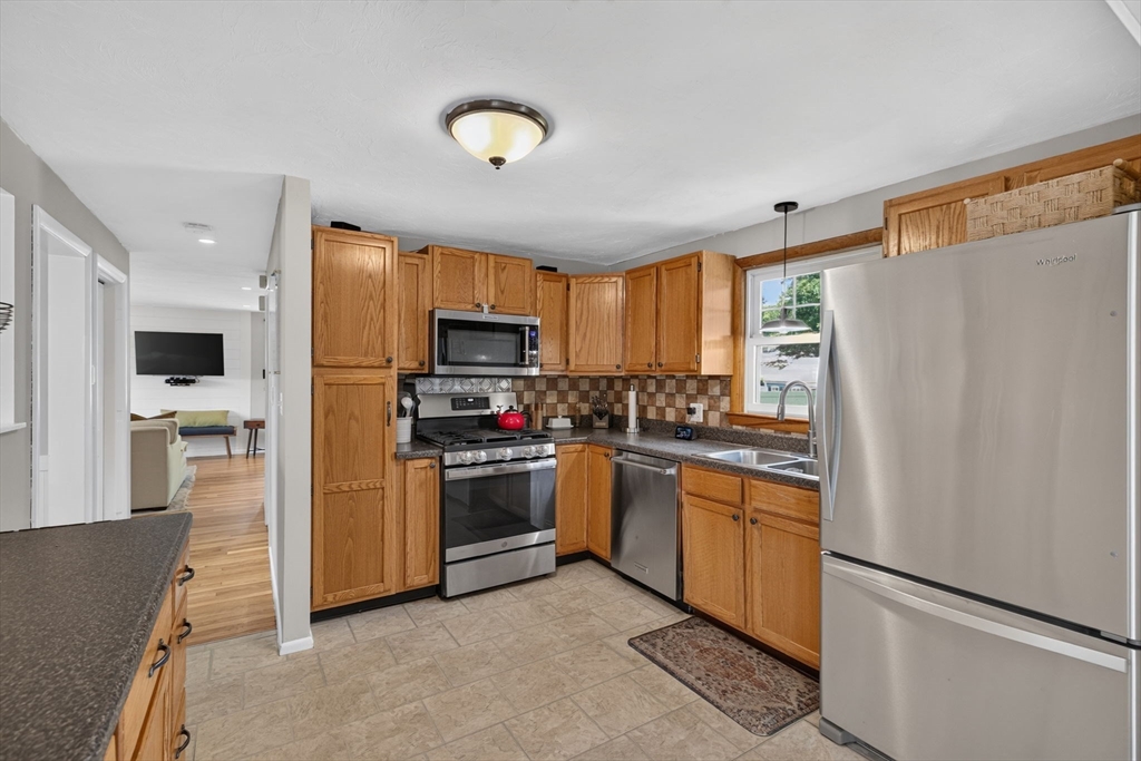 120 Farm St Property Photo 7