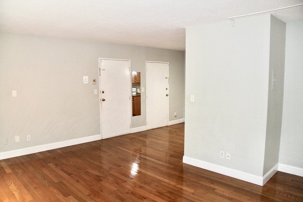 75 Nicholas Rd # G Property Photo 10