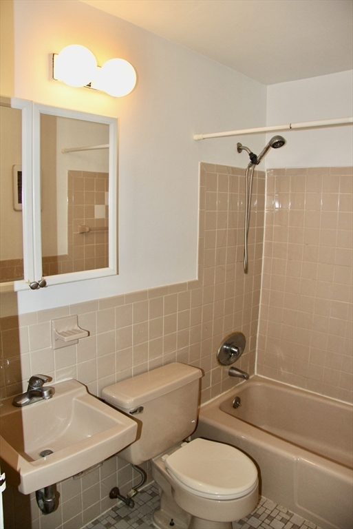 75 Nicholas Rd # G Property Photo 19