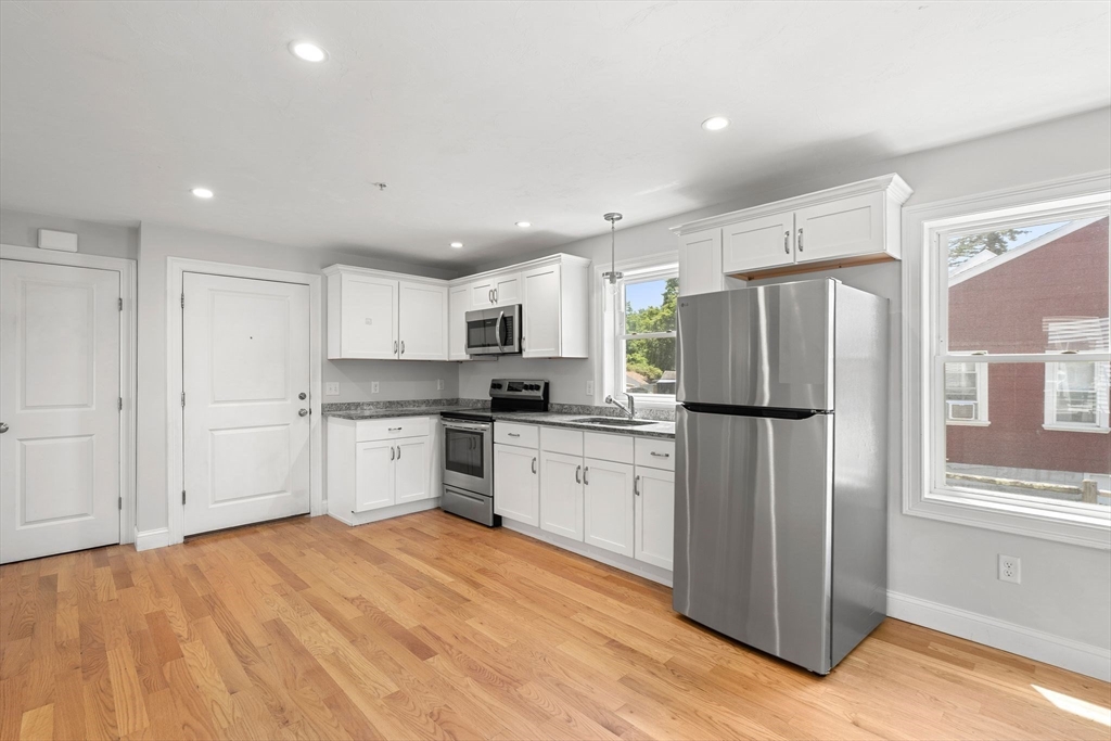415 Danforth St Property Photo 6