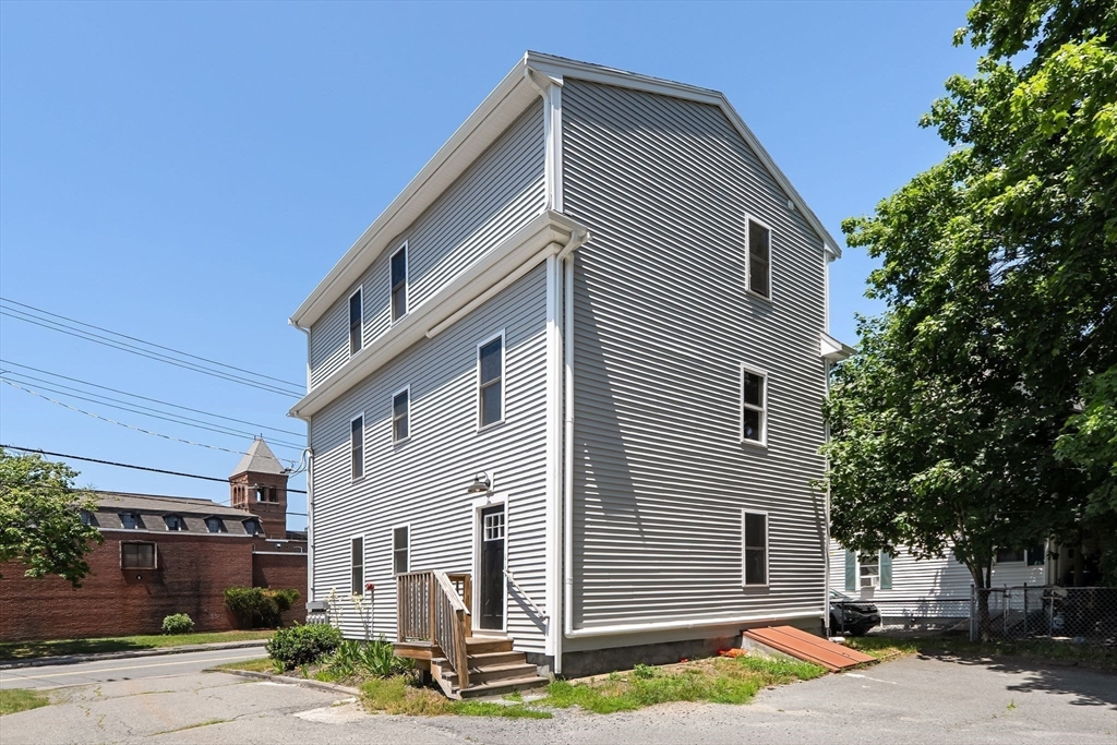 415 Danforth St Property Photo 30