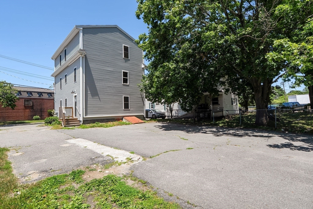 415 Danforth St Property Photo 31