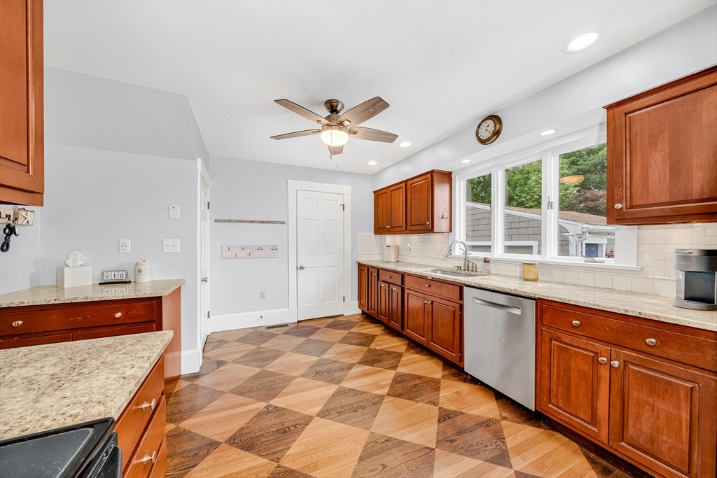 10 Essex St Property Photo 6