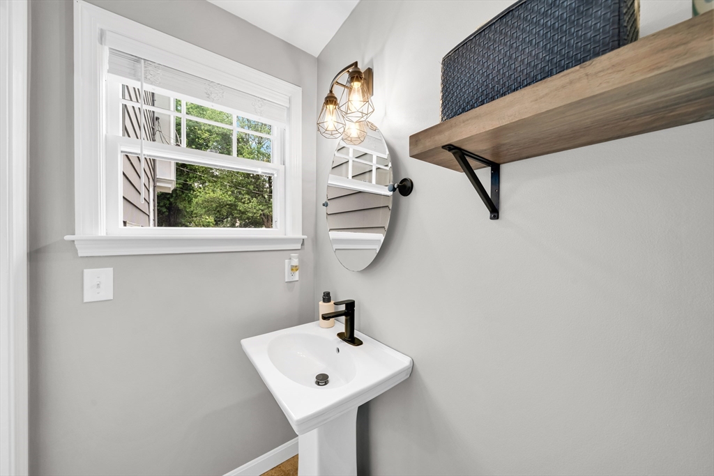 10 Essex St Property Photo 8