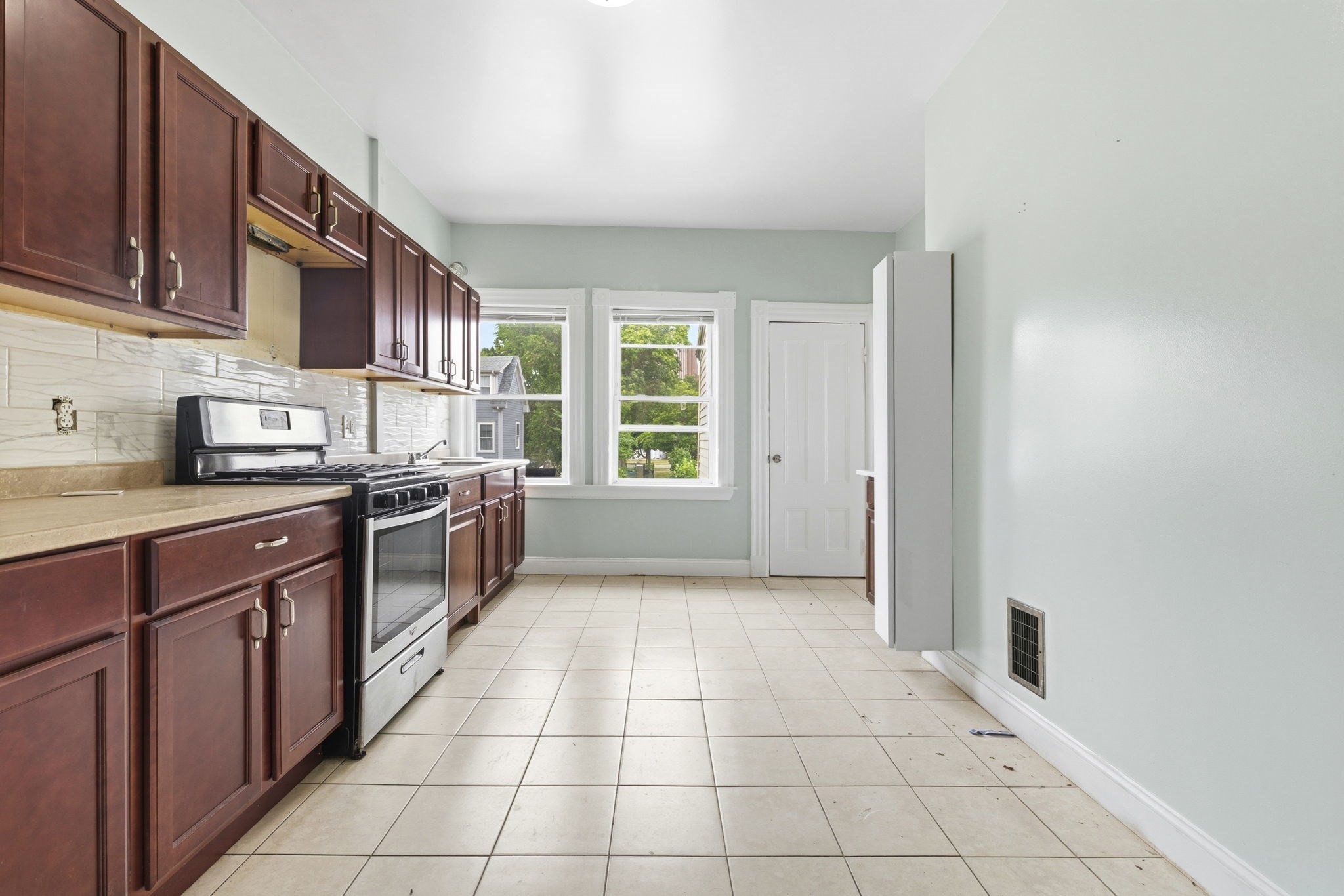 31-33 Lothrop St Property Photo 4