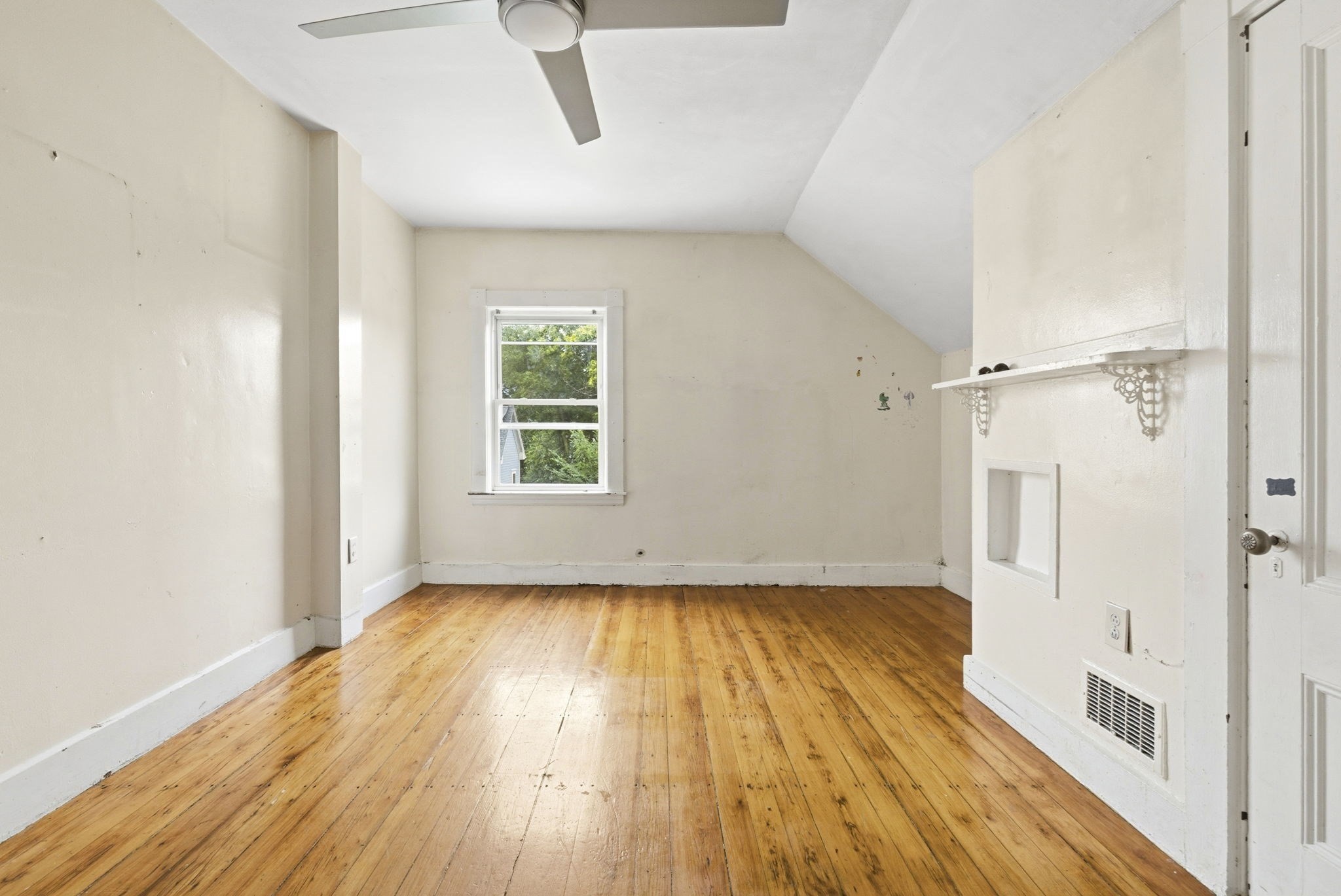 31-33 Lothrop St Property Photo 10