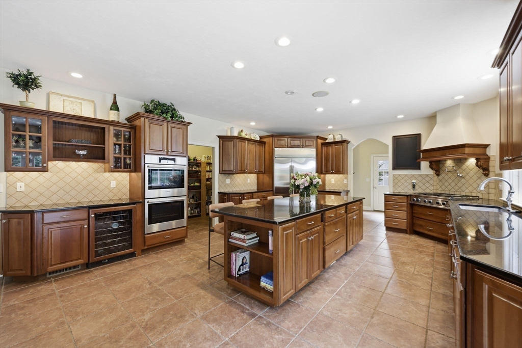 8 Lexington Circle Property Photo 16