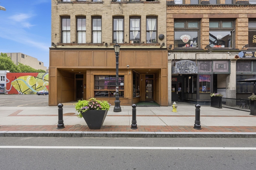 211-213 Worthington St Property Photo 1