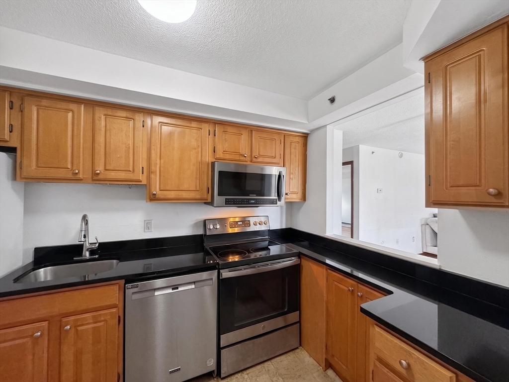 1025 Hancock St # 8c Property Photo 3