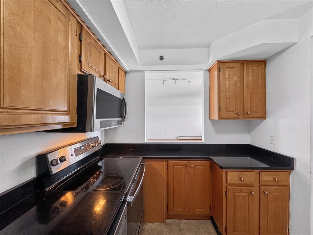 1025 Hancock St # 8c Property Photo 4