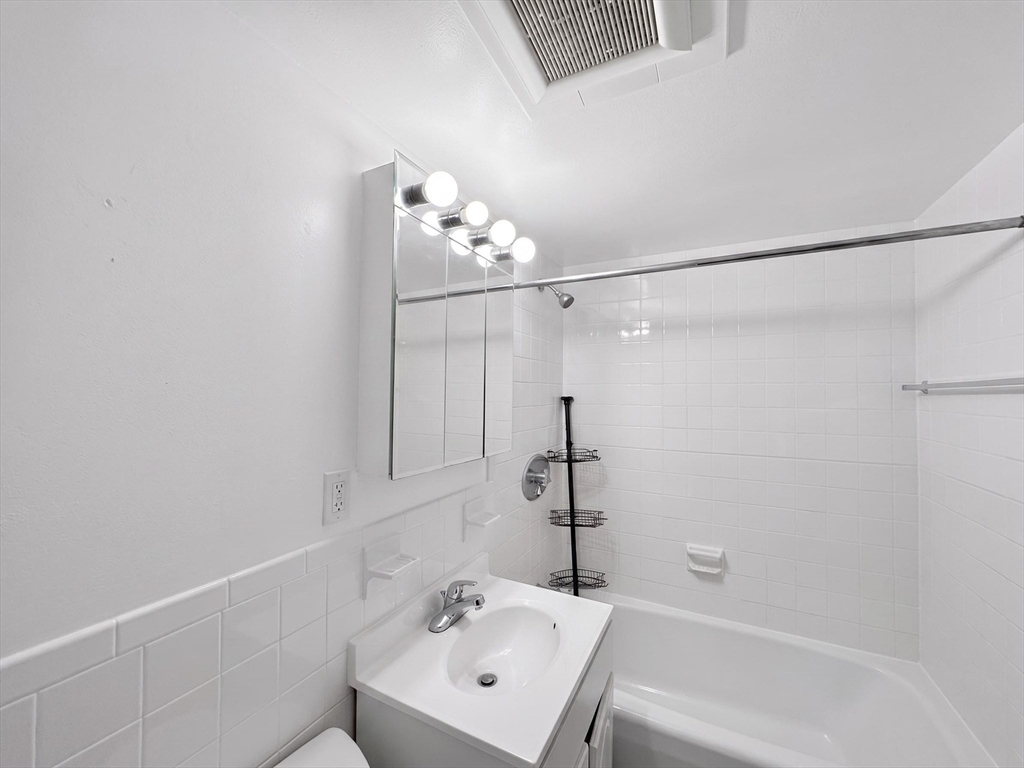 1025 Hancock St # 8c Property Photo 14