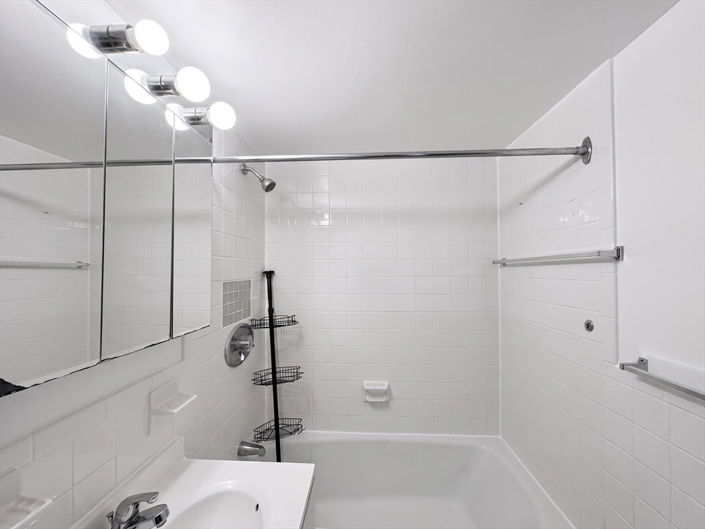 1025 Hancock St # 8c Property Photo 15