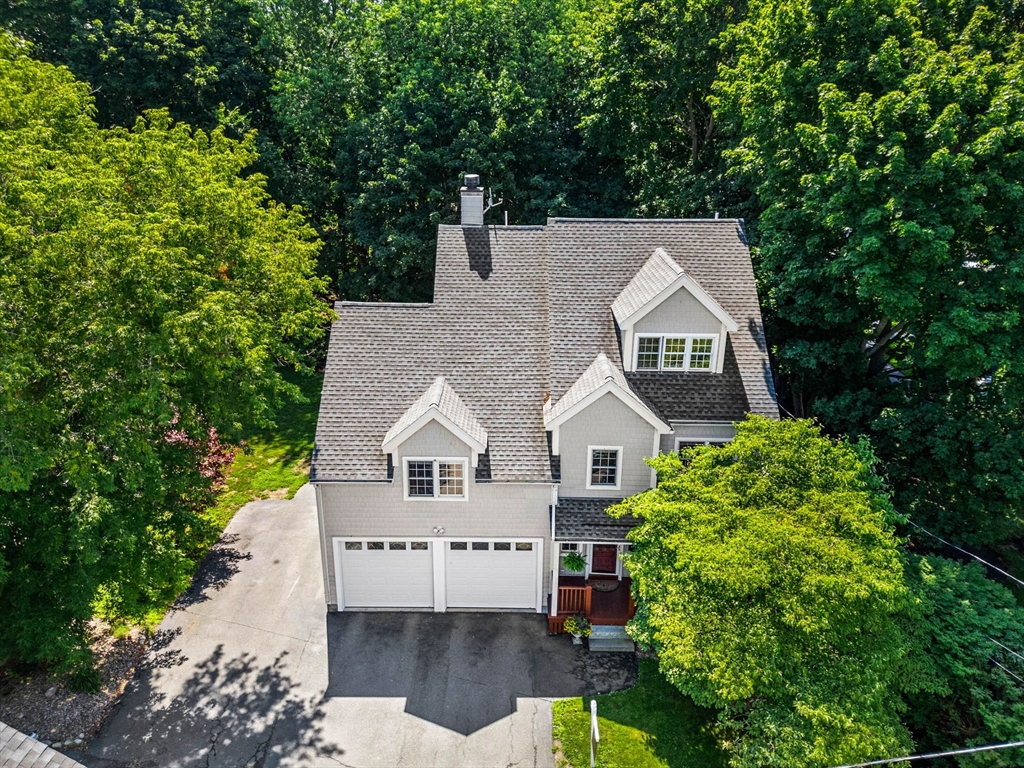 11 Woodbury Ct Property Photo 3