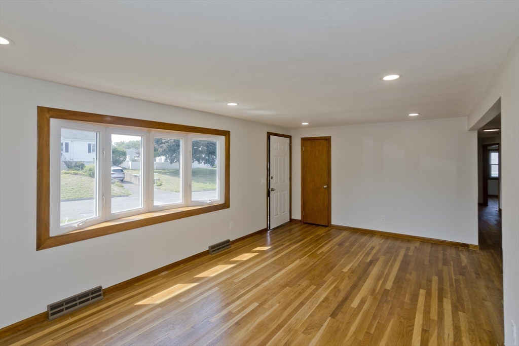 11 Mountainview St Property Photo 10