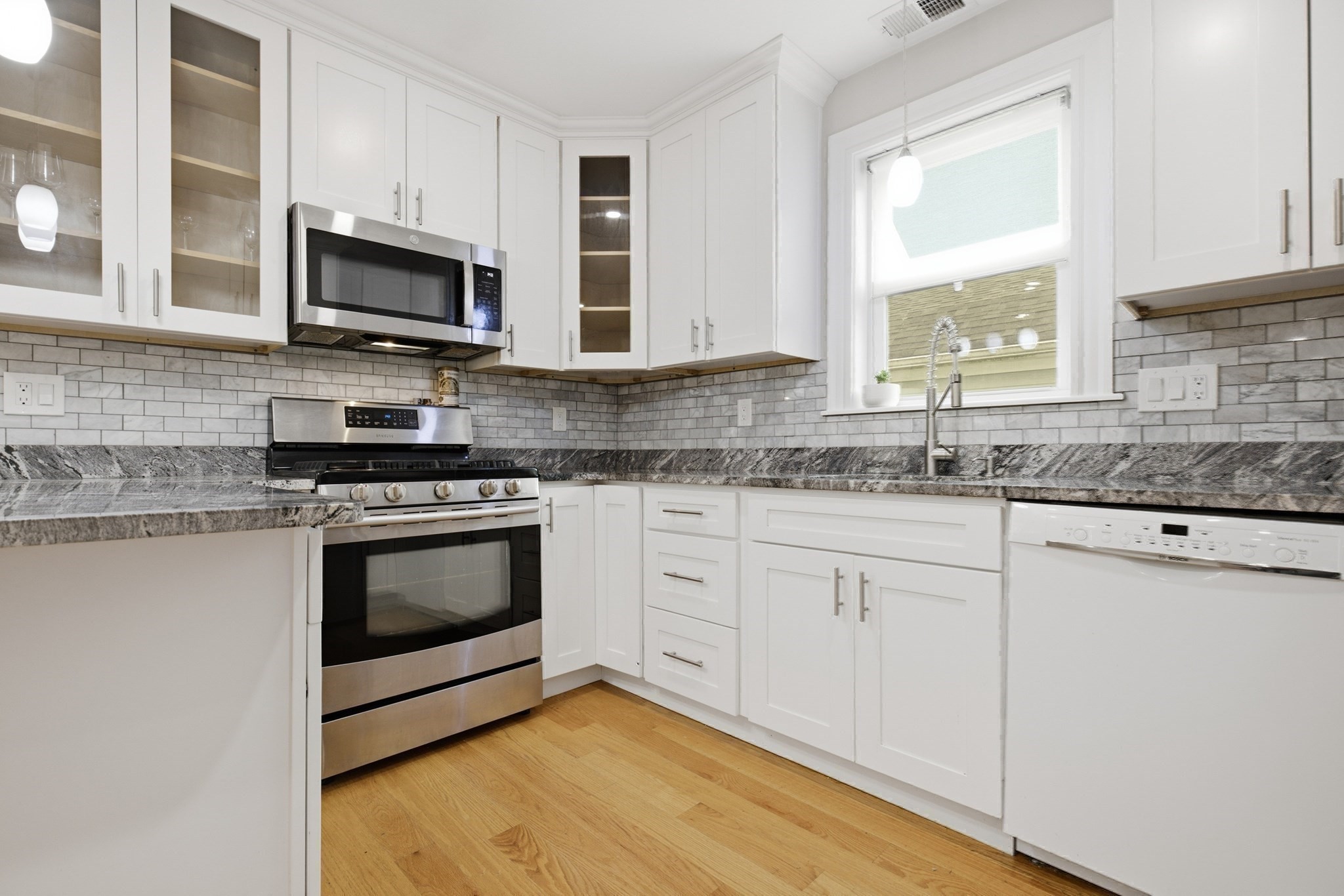 28 Beecher Pl # B Property Photo 4