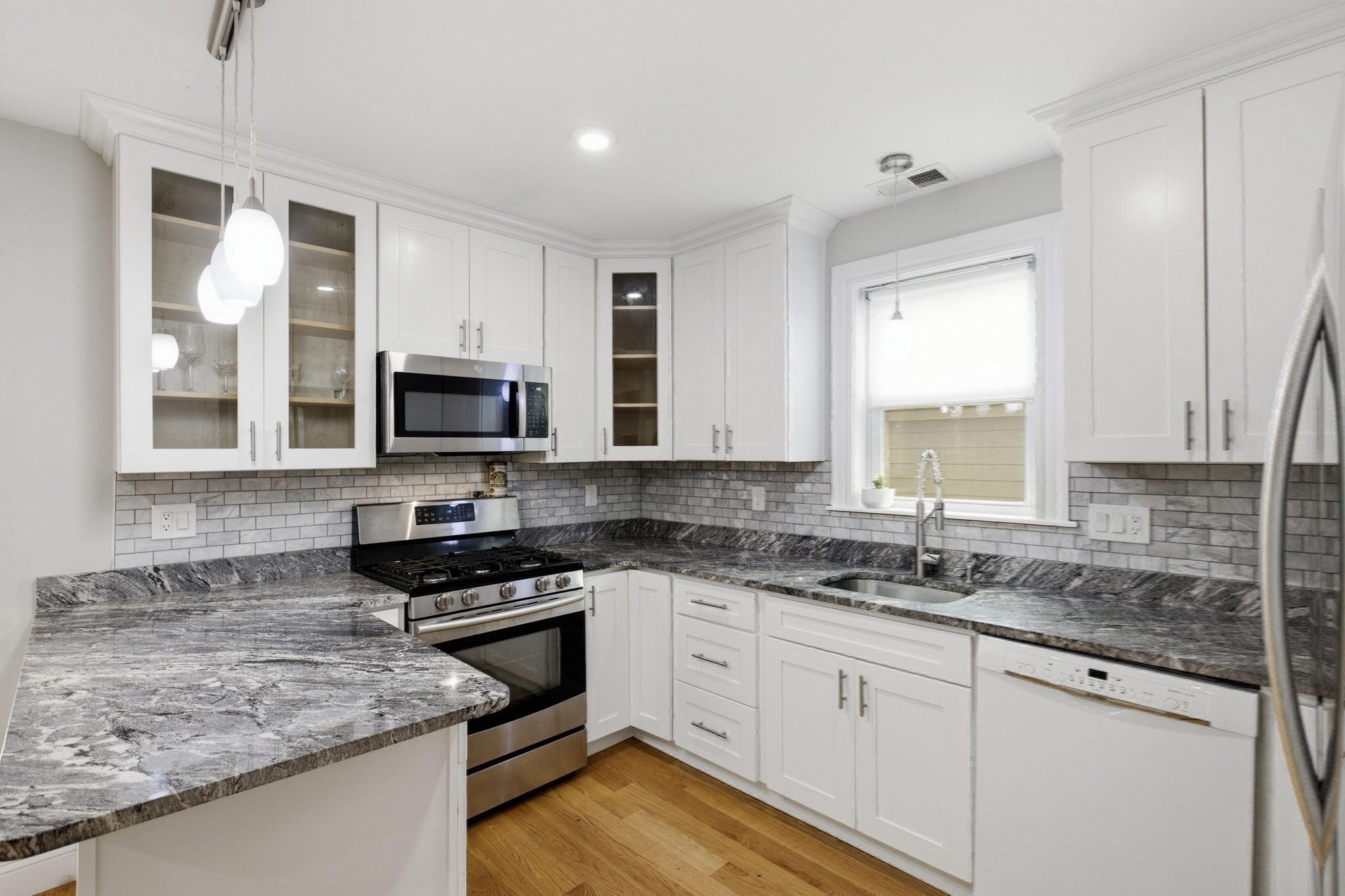28 Beecher Pl # B Property Photo 5