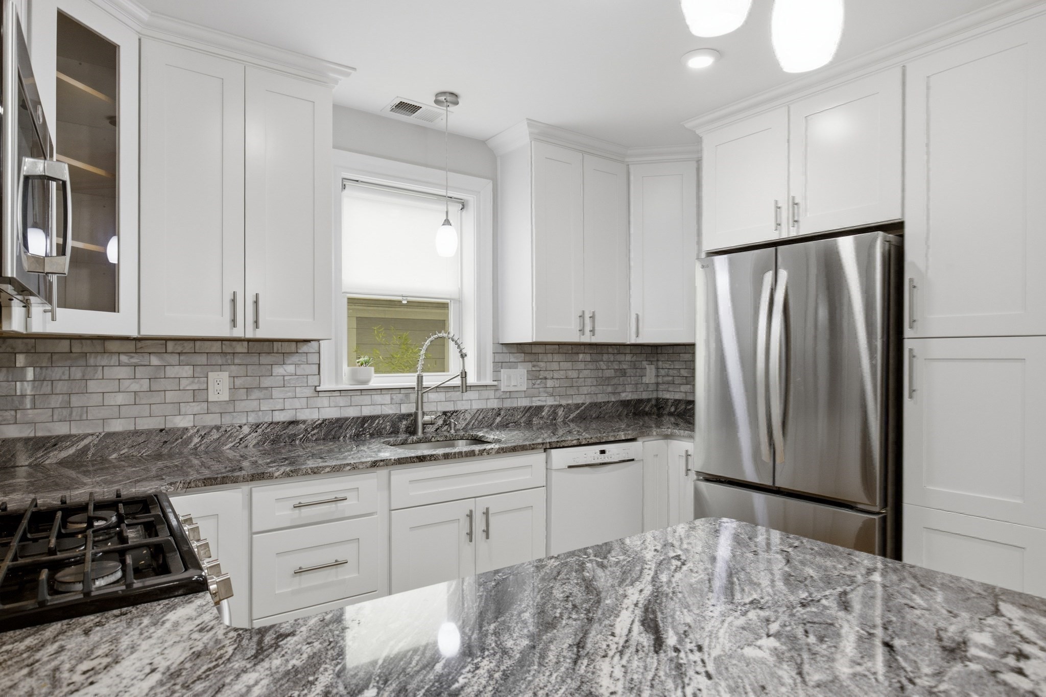 28 Beecher Pl # B Property Photo 7
