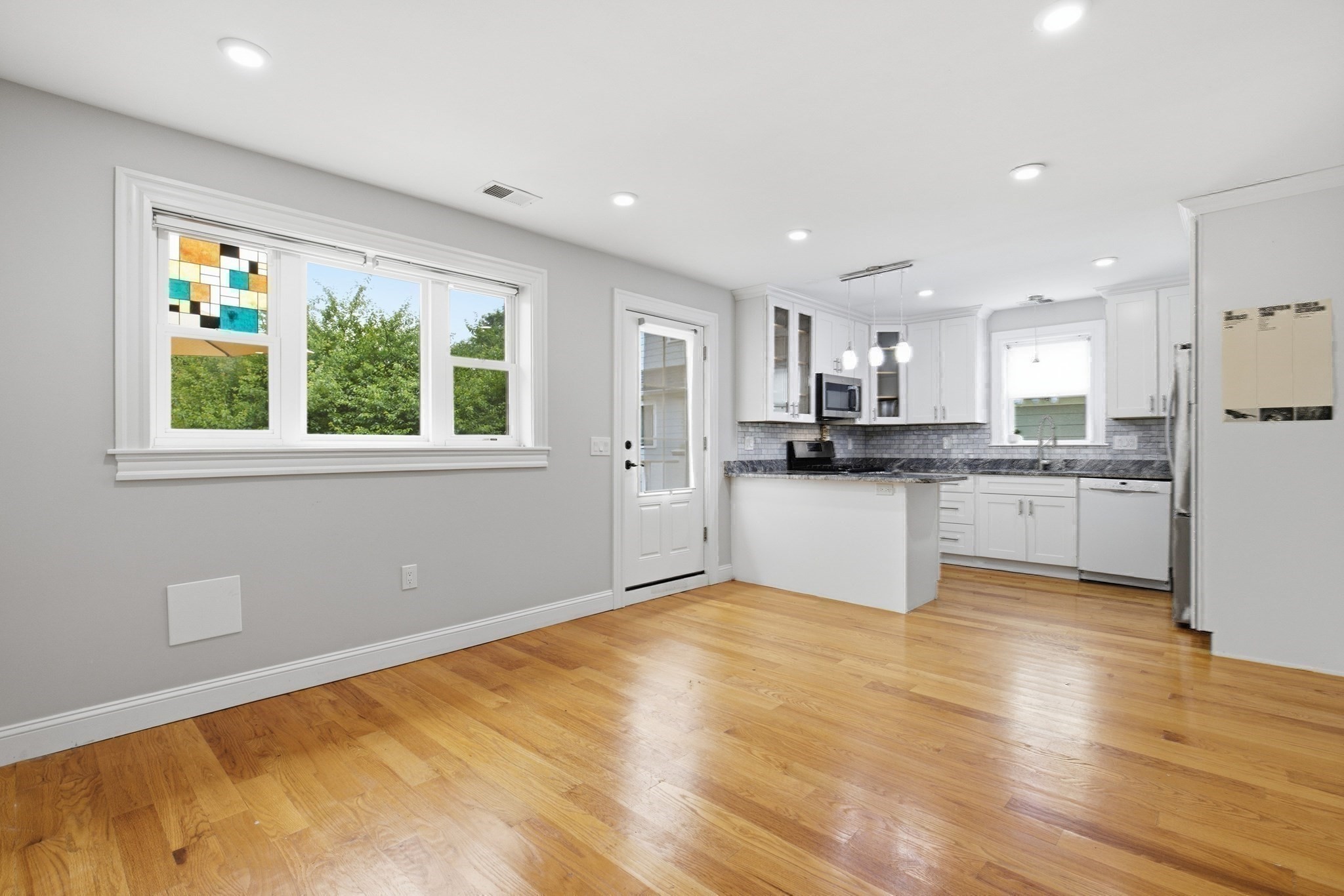 28 Beecher Pl # B Property Photo 9