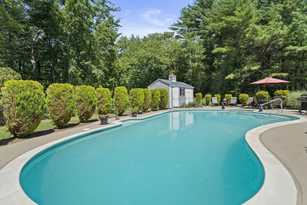 453 Elm St Property Photo 12