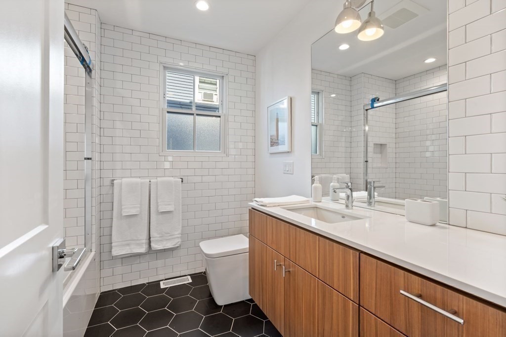 27 Saxton # 1 Property Photo 10