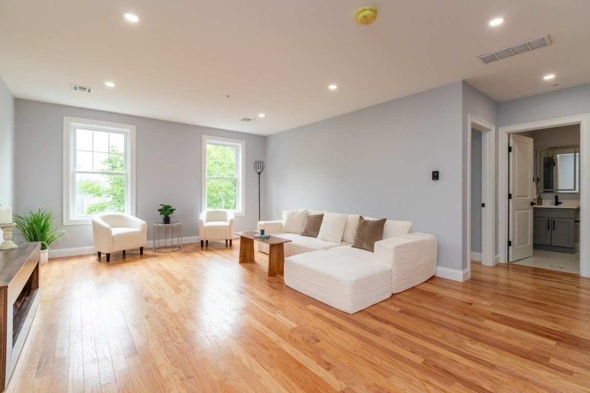 585 Washington Street # 305 Property Photo 6