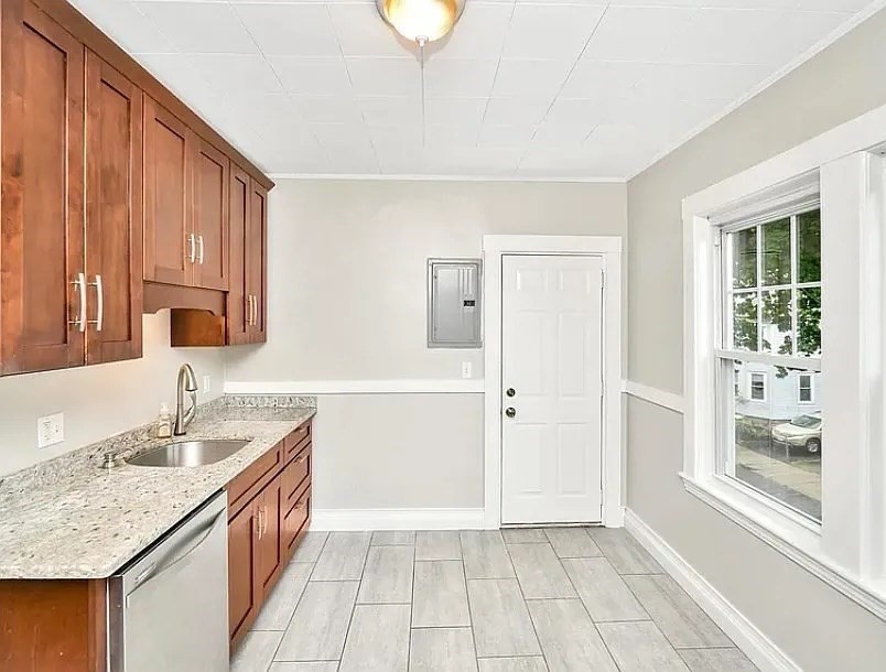 559 Adams St # 2 Property Photo 3