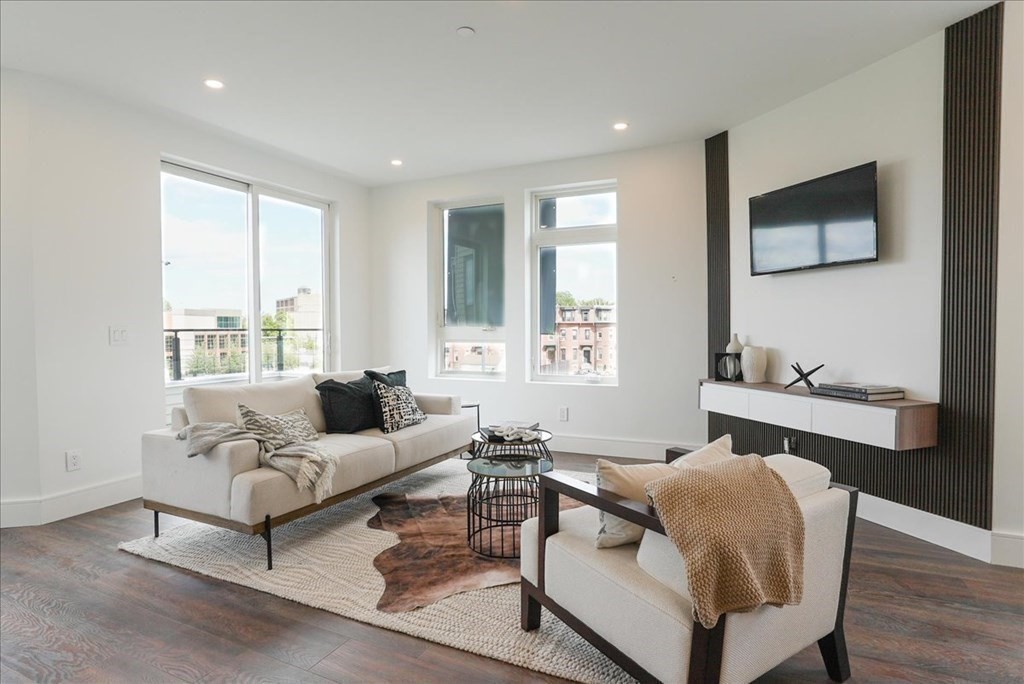 29 Woodford St # 2 Property Photo 1