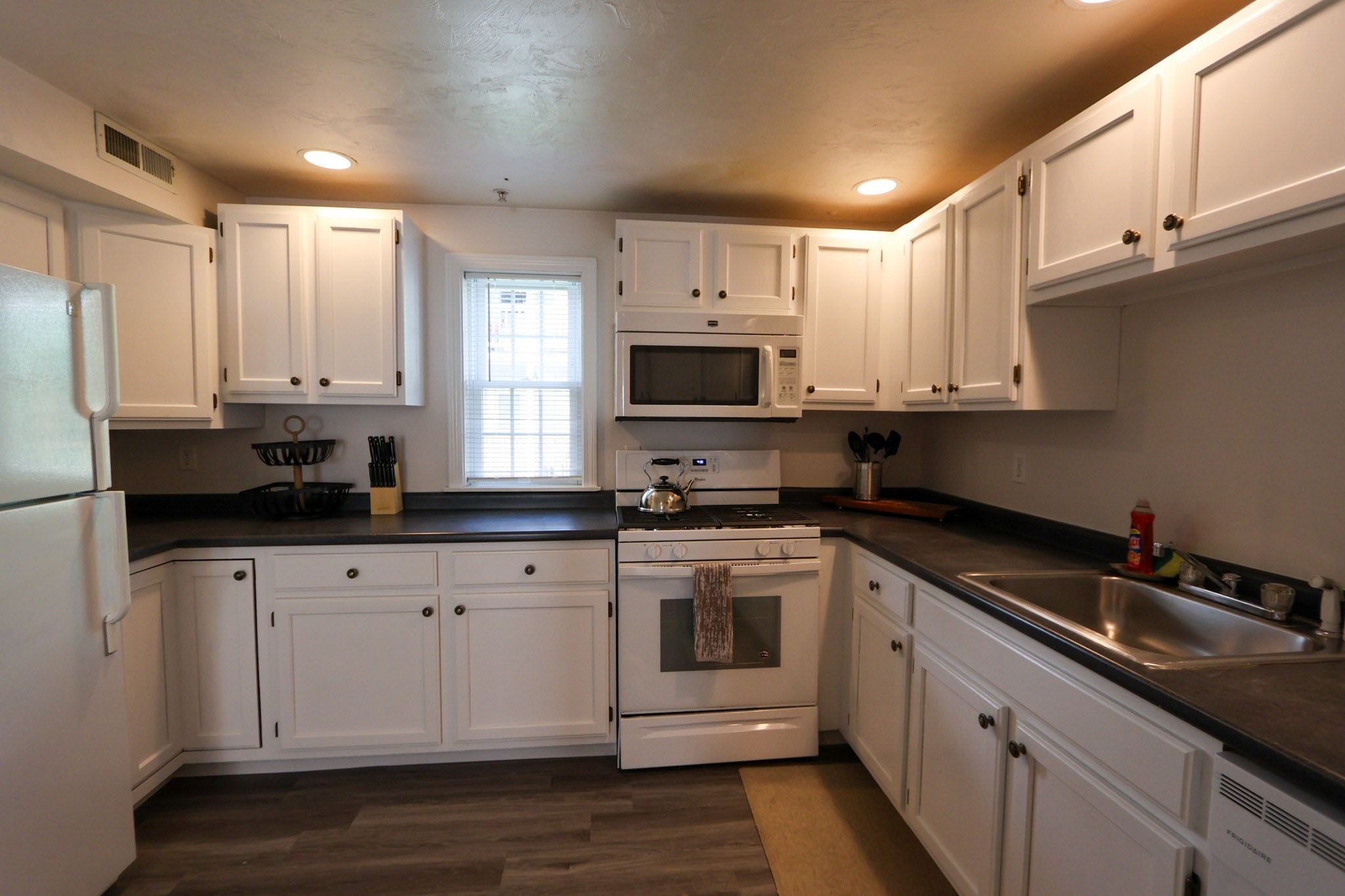 25 Jay St - C Property Photo 8