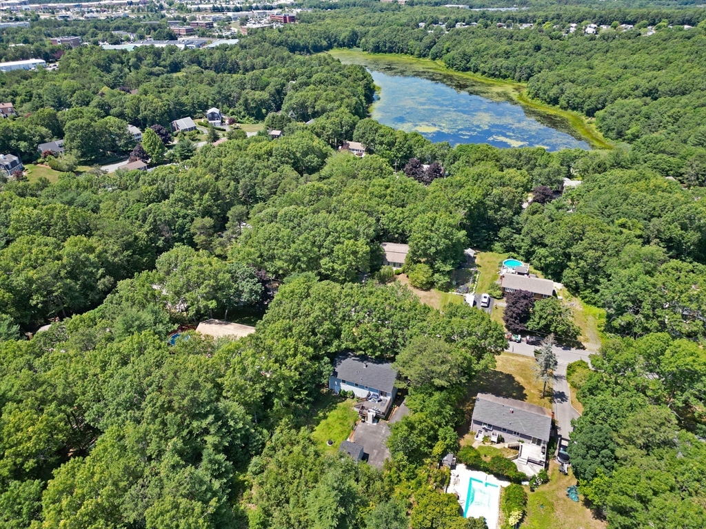 16 Pequot Ter Property Photo 3