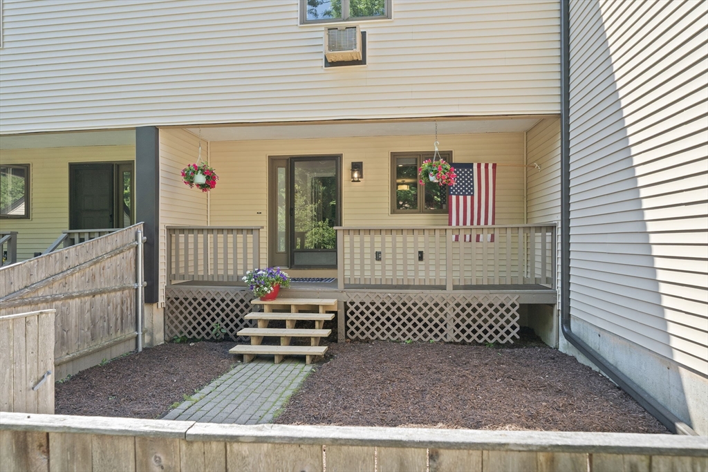 8 Bancroft Cmn # 8 Property Photo 2