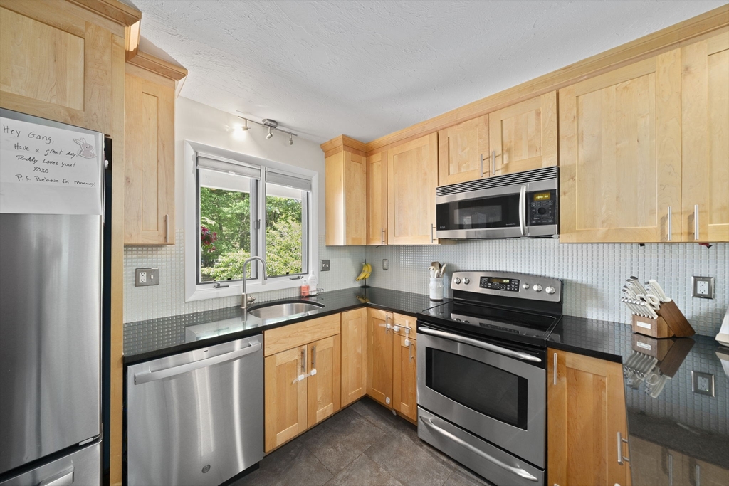 8 Bancroft Cmn # 8 Property Photo 4