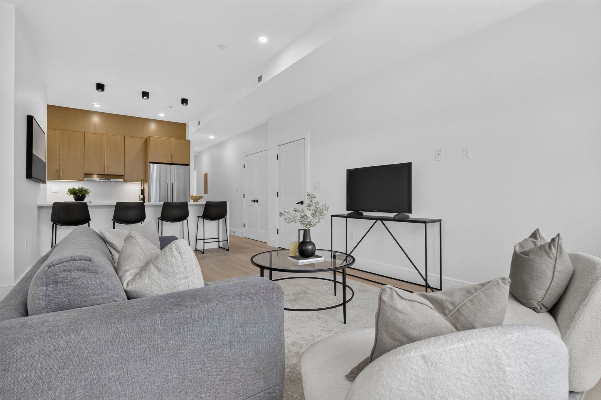 15 Clyde St # D Property Photo 5