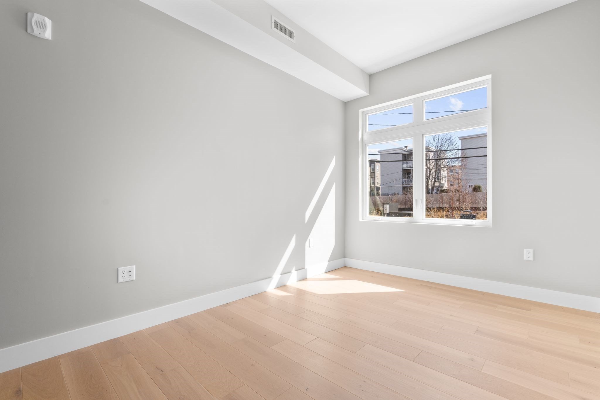 60 Cross St E # 105 Property Photo 13