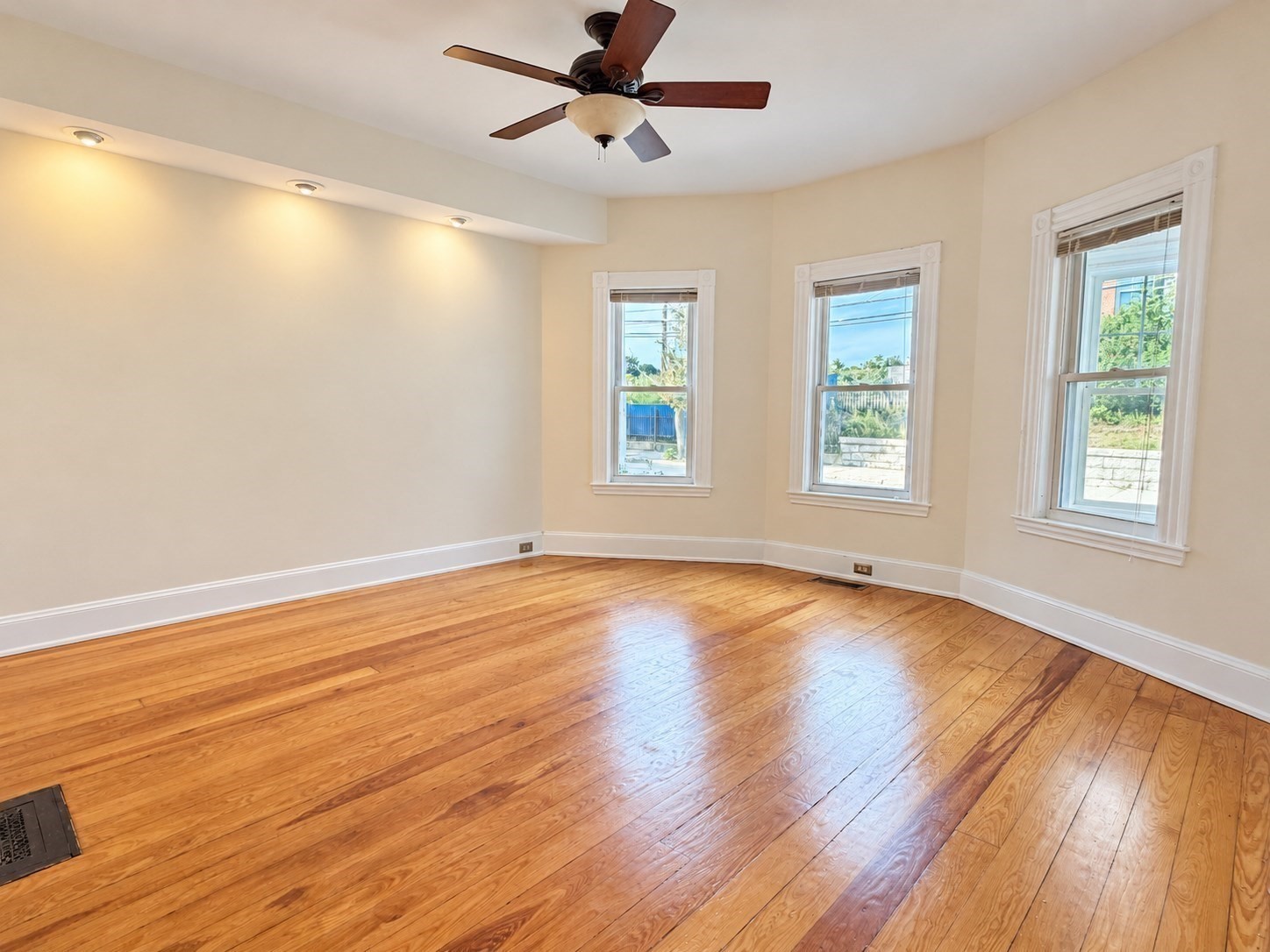 155 Oak St Property Photo 1