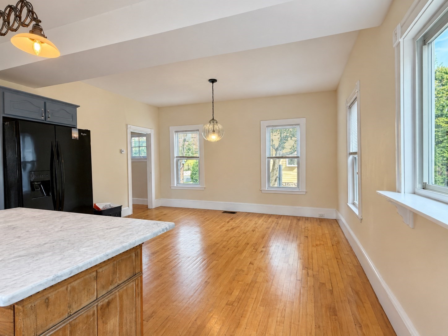 155 Oak St Property Photo 4