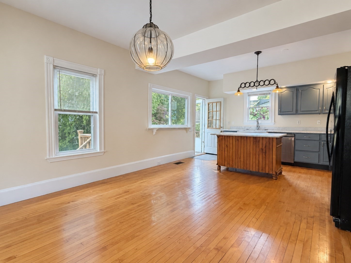 155 Oak St Property Photo 6