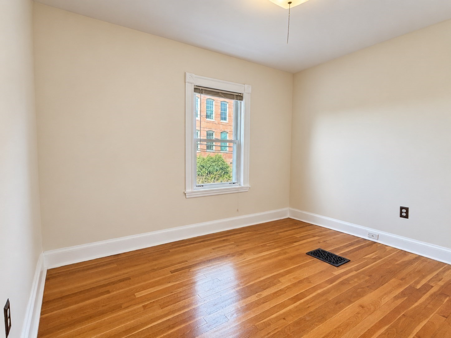 155 Oak St Property Photo 11