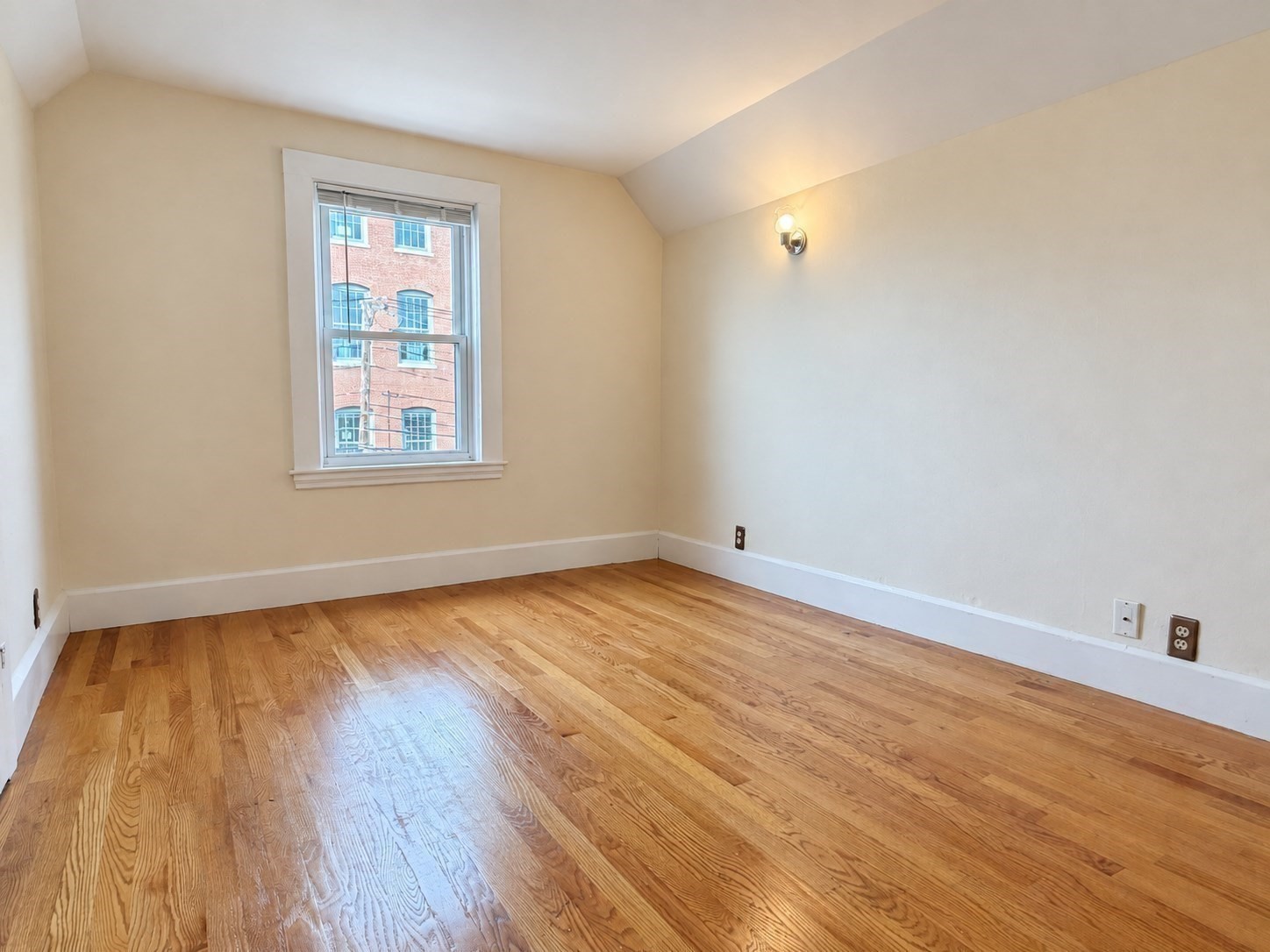155 Oak St Property Photo 14