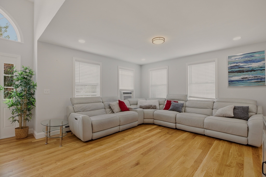 724 Woodman St Property Photo 6