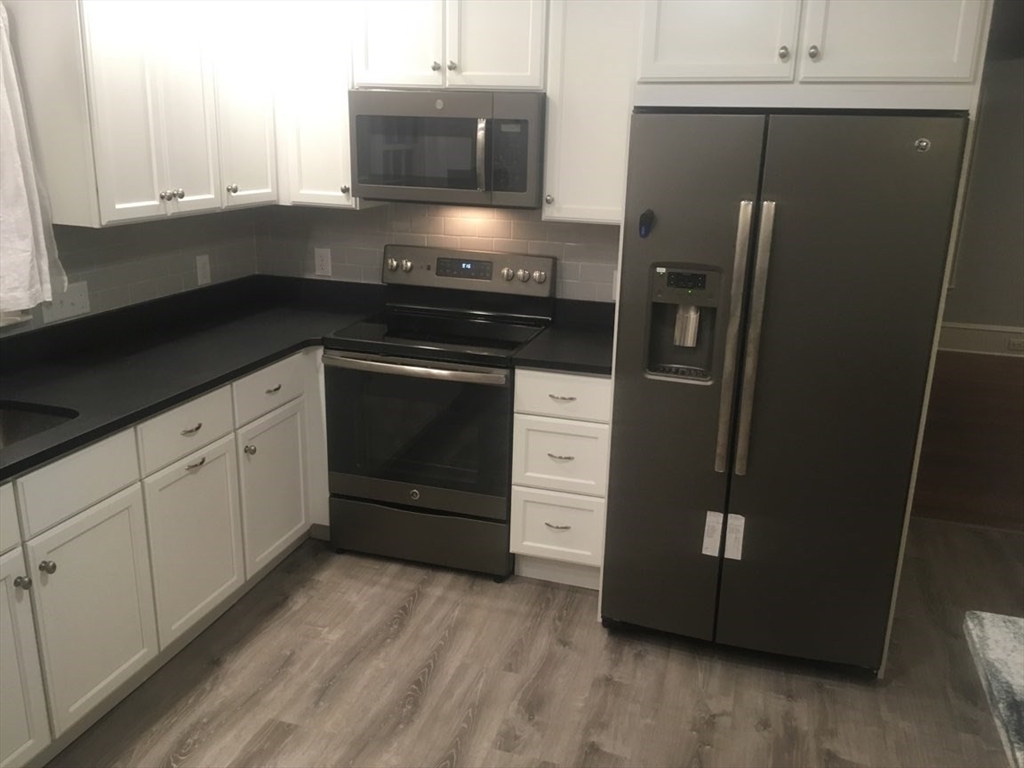 185 College St. Property Photo 4