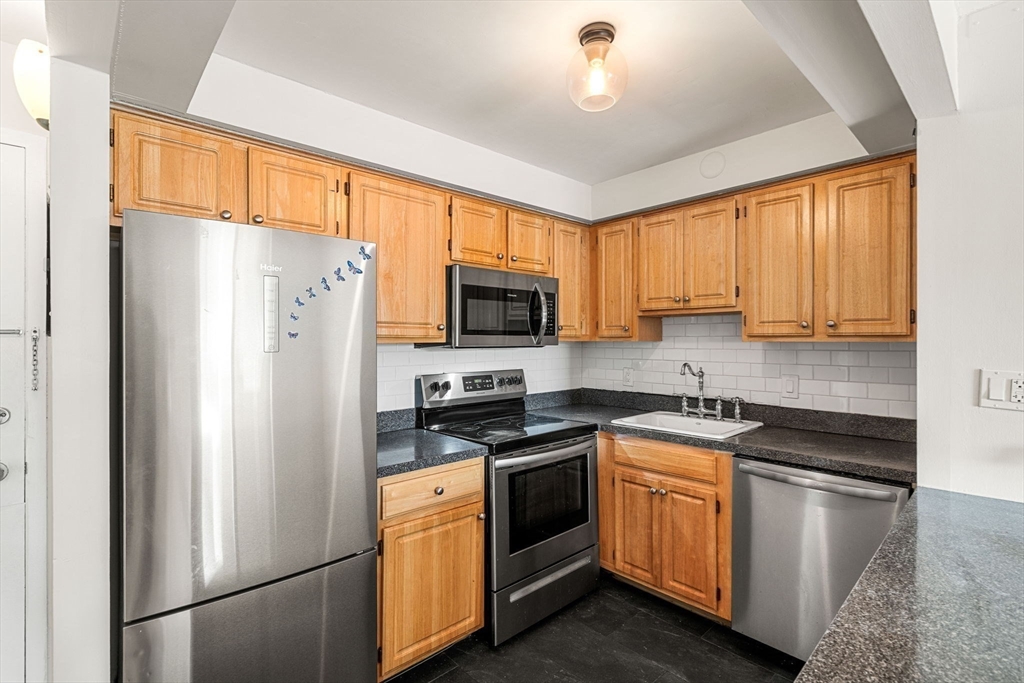 1025 Hancock St # 4a Property Photo 4