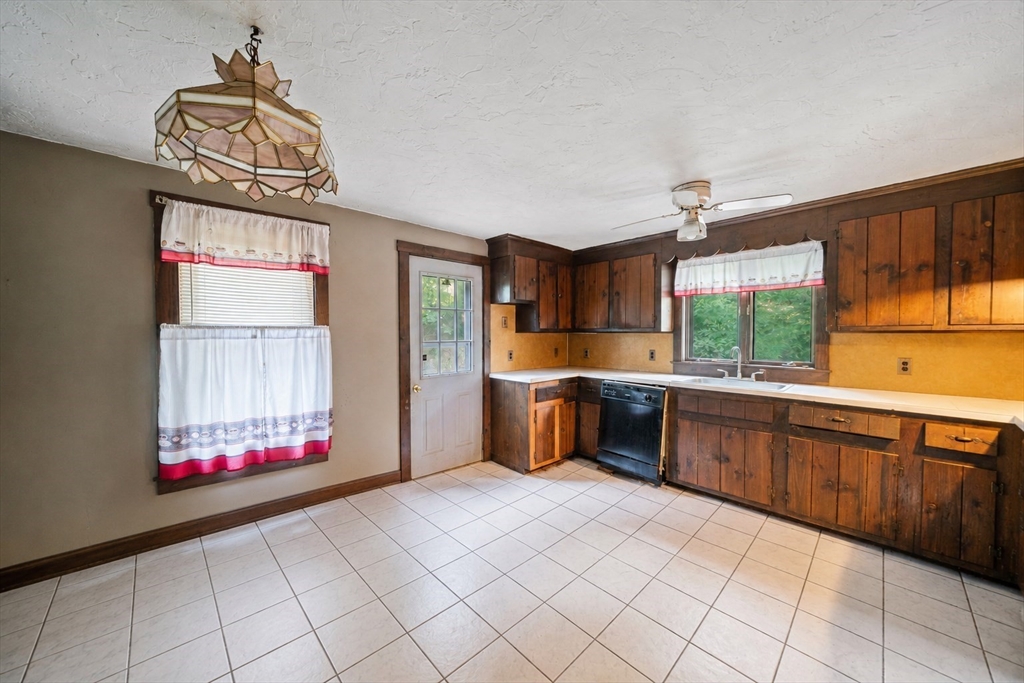 25 Roller Coaster Rd Property Photo 6
