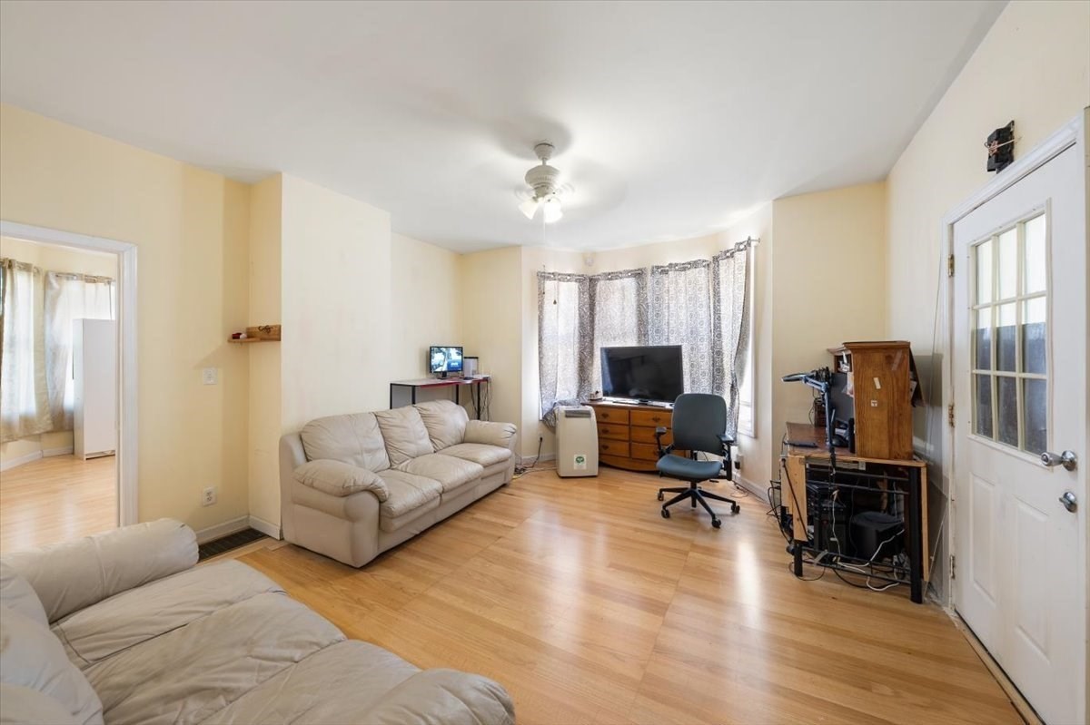 56-58 Pine St Property Photo 12