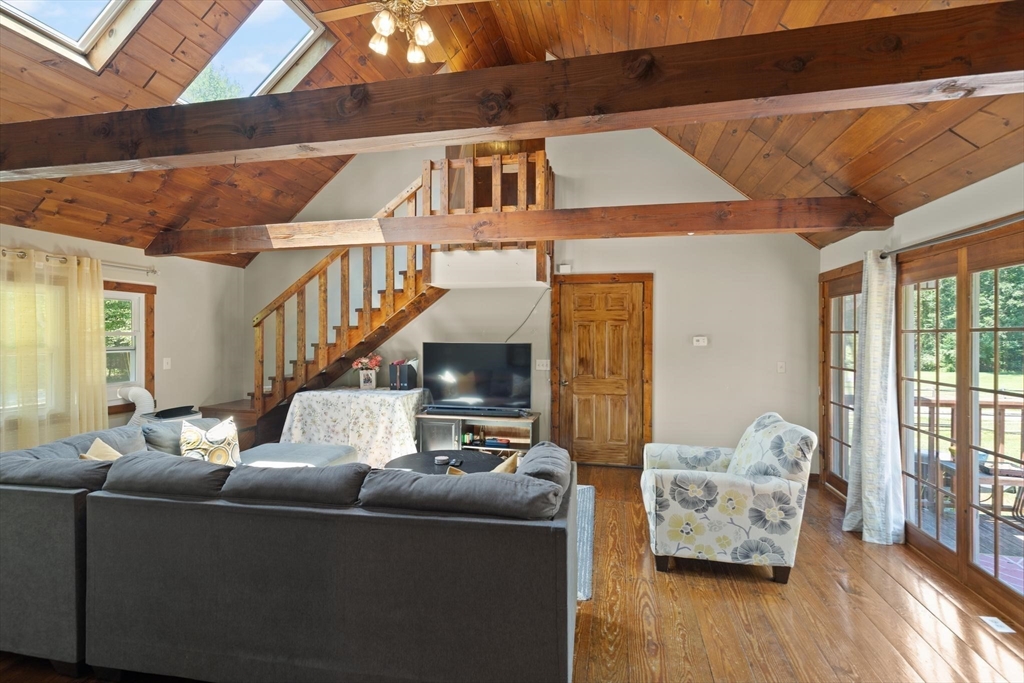 258 Warren St W Property Photo 5